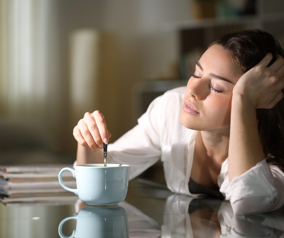 Businessfrau im Funktionier-Modus Müde Businessfrau im Homeoffice mit Kaffeetasse – Symbol für Schlafmangel und Funktionieren im Alltag