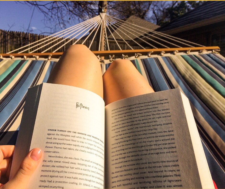 Pause, See & Selbsterlaubnis ommerliche Hängematte mit Buch und Sonnenhut – Sinnbild für Leichtigkeit, Pause und Klarheit