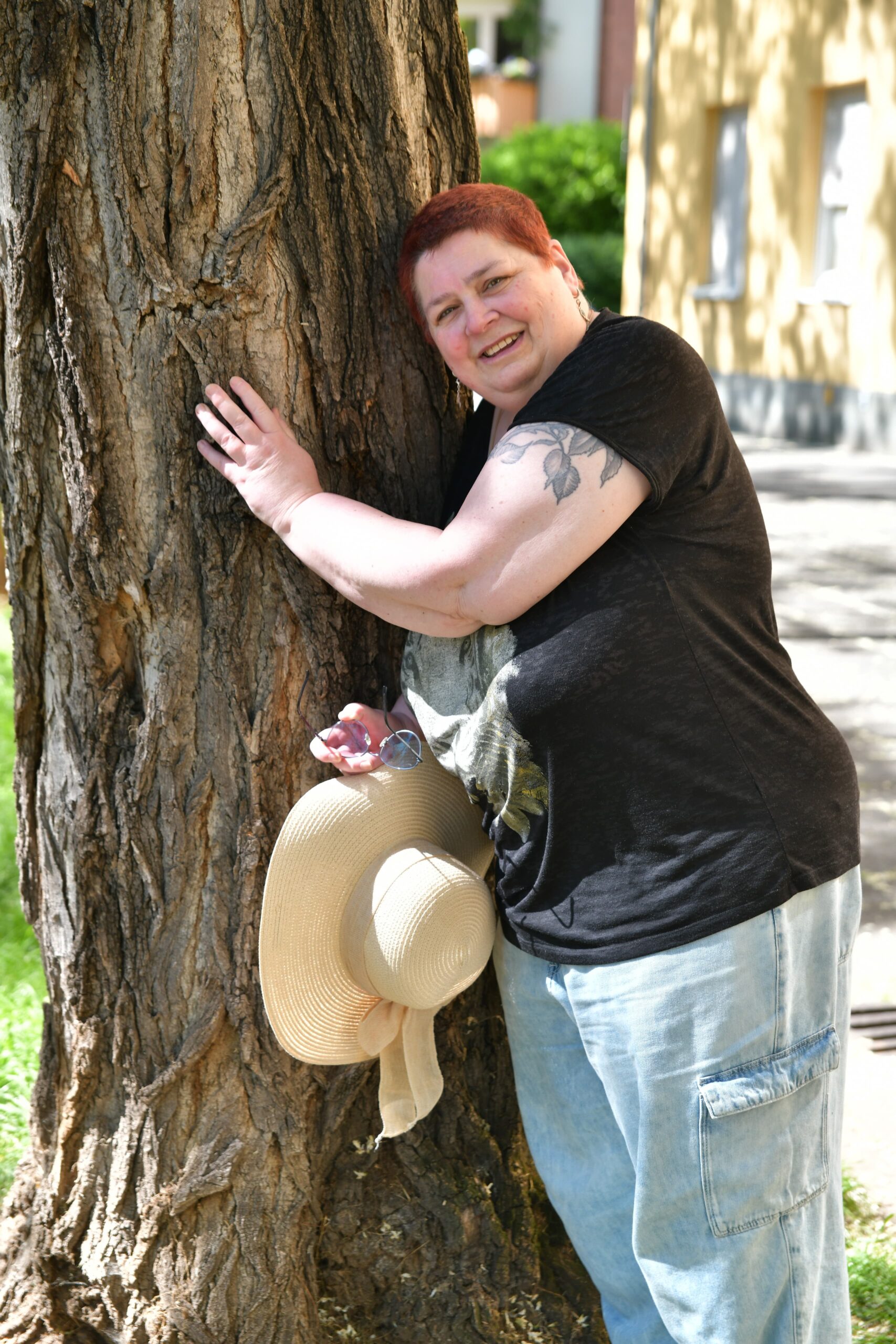 Baumkuscheln Ich beim Kuscheln an einen wunderschönen alten Baum