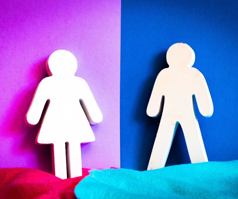 Jungs und mädchen Symbolbild für Jungs und Mädchen, wobei der Junge vor dem typischen blauen Hintergrund steht und das Mädchen vor dem roten
