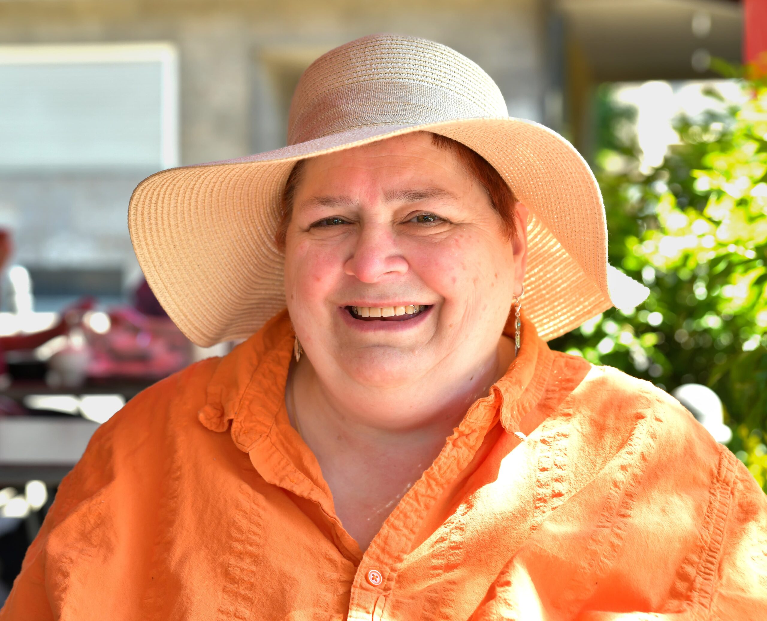 chrissi Portrait von mir mit Sonnenhut und oranger Bluse