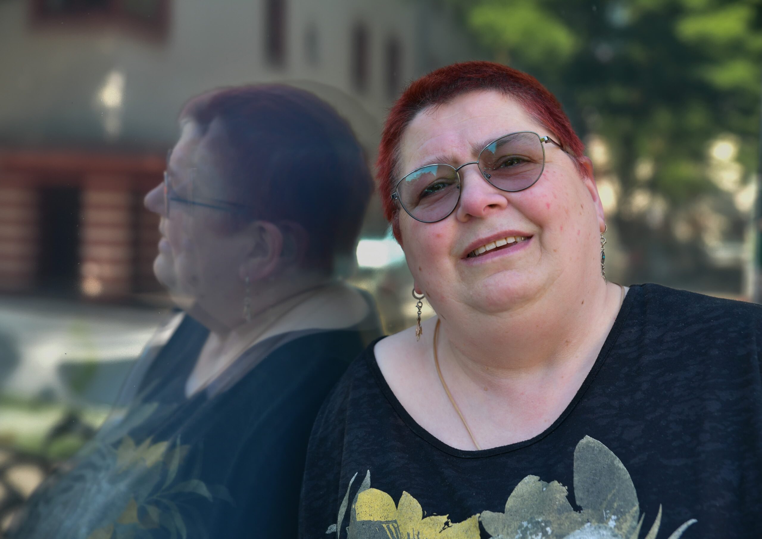 spiegelung Ein Bild von mir wie ich an ein Schaufenster gelehnt stehe und mich im Fenster spiegele